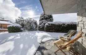 accommodation - Apartment Hickory - Snowy garden in the sun with deckchairs and a drink